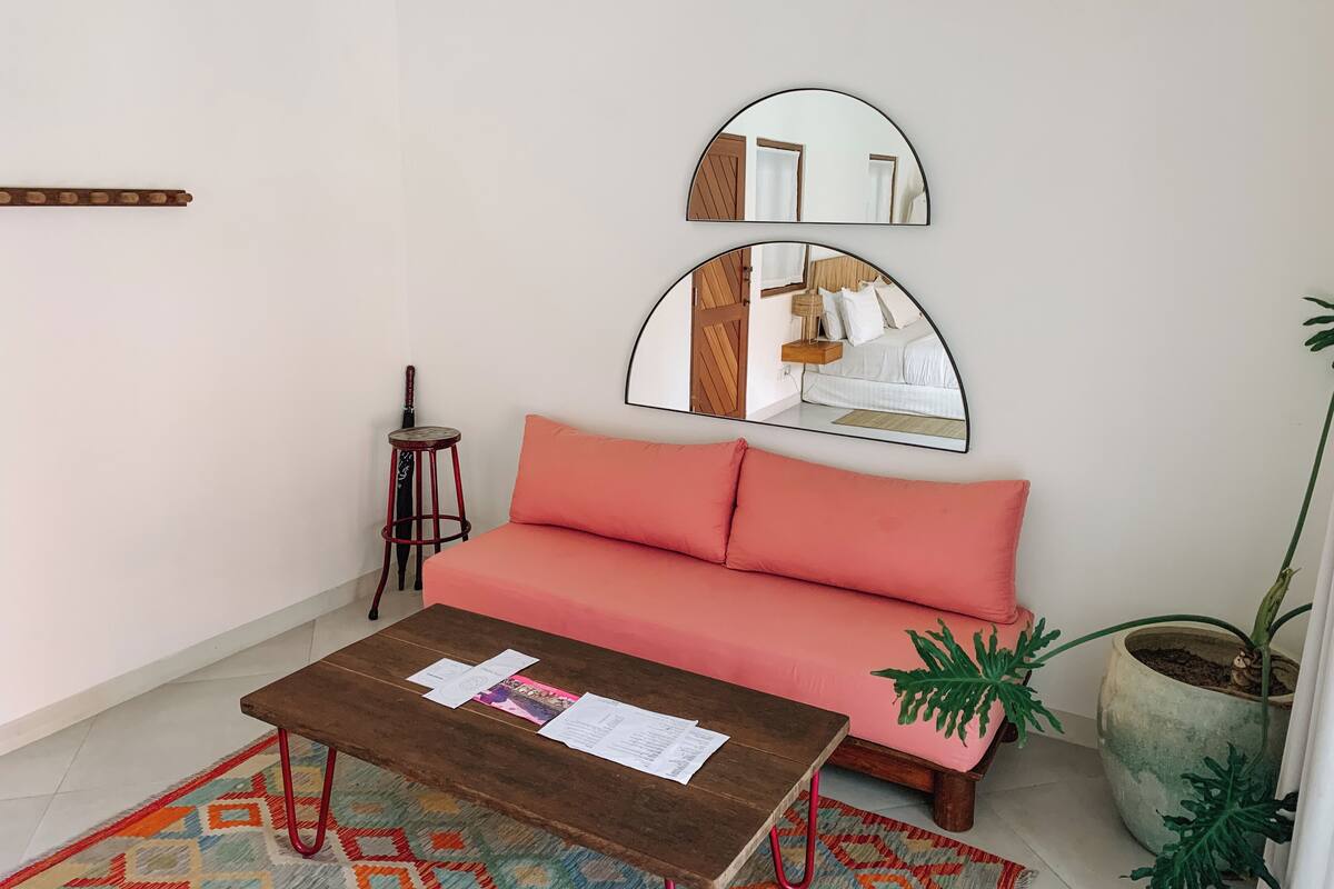 Open-Plan Poolside Studio with Kitchen | Tempat tidur bayi gratis dan seprai linen
