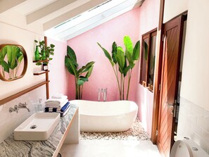Quarto luxo, 1 quarto, vista para o jardim | Banheiro | Produtos de toalete grátis, secador de cabelo, roupões de banho 