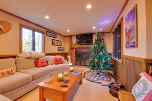 Lobby - 5 Mi to Skiing: Home w/ Hot Tub & Patio! (Killington)