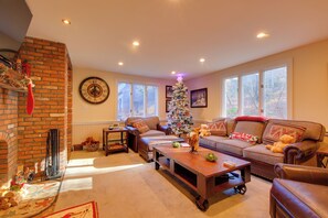 TV, books - 5 Mi to Skiing: Home w/ Hot Tub & Patio! (Killington)