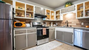 Coffee/tea maker, fridge, microwave, oven - The Erin, 1 BR King Duplex by Velvet Ditch Villas (Oxford)