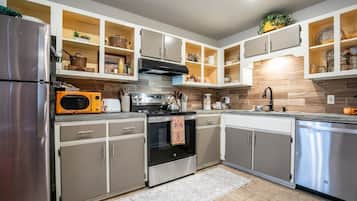 Frigorifero, microonde, forno, piano cottura