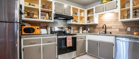 Refrigerador, microondas, horno y parrilla de estufa