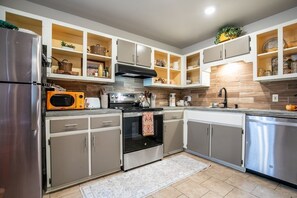 冰箱、微波炉、烤箱、炉灶