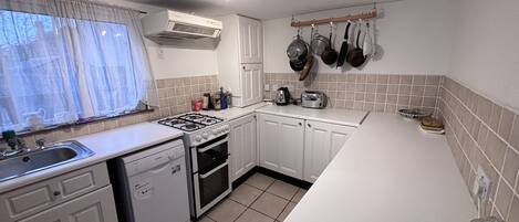 冰箱、微波炉、烤箱、洗碗机