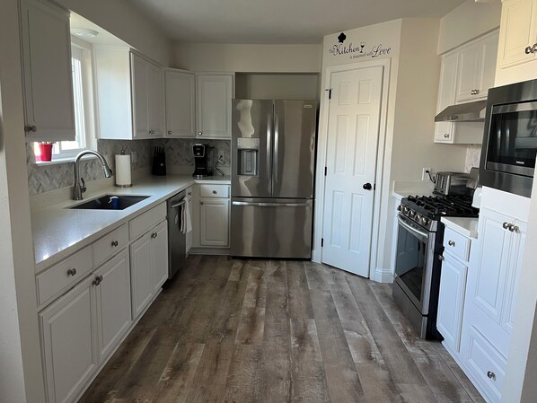 Kühlschrank, Mikrowelle, Ofen, Herdplatte