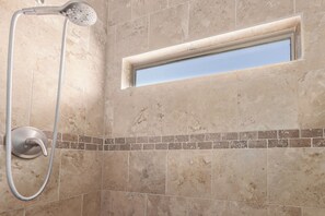 Dusche, Haartrockner, Handtücher, Seife
