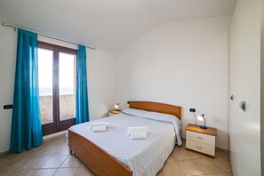 2 camere, culla da viaggio, lenzuola