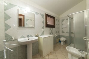 Douche, bidet, serviettes fournies
