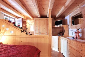 2 bedrooms, travel crib, free WiFi