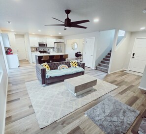 Una Smart TV, una chimenea, una impresora