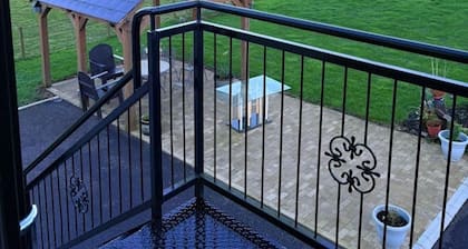 Lisburn - 1 Bedroom - Sleeps 2 - Street Parking
