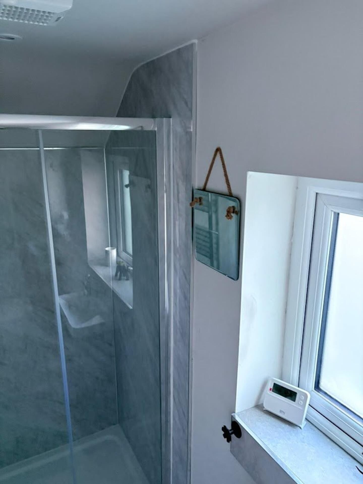 Lejlighed | Badeværelse | Bruser, gratis toiletartikler, hårtørrer, håndklæder