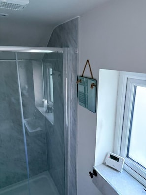 Leilighet | Bad | Dusj, toalettartikler (inkludert), hårføner og håndklær