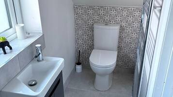 Apartamento | Banheiro | Chuveiro, produtos de toalete grátis, secador de cabelo