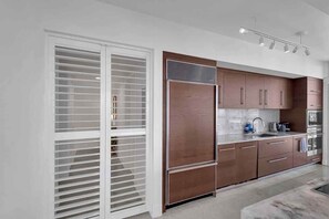 Coffee/tea maker, fridge, microwave, oven