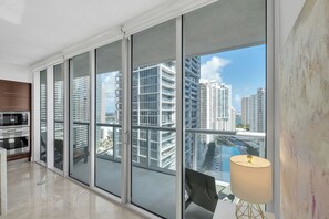 Interior - Icon 2BI2B Fully Remodeled Frontline Bay and Pool (Miami)