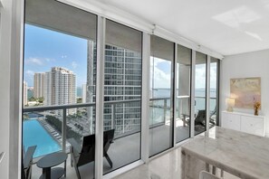 Interior - Icon 2BI2B Fully Remodeled Frontline Bay and Pool (Miami)