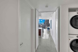 Interior - Icon 2B|2B Fully Remodeled Frontline Bay and Pool (Miami)