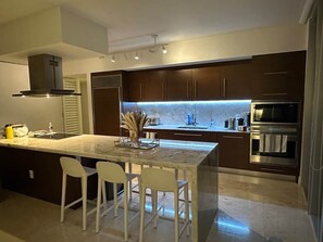 Coffee/tea maker, fridge, microwave, oven