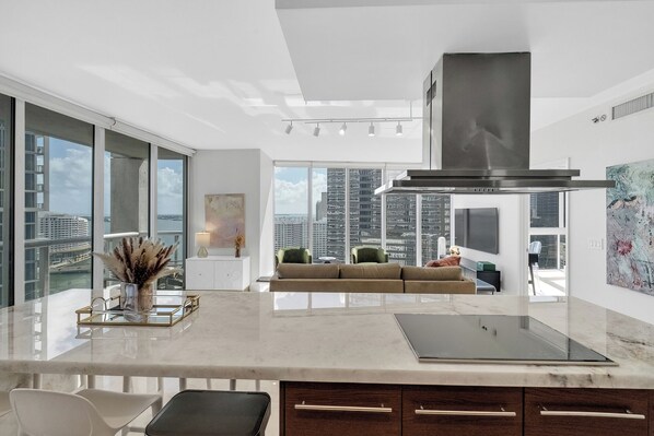 Interior - Icon 2BI2B Fully Remodeled Frontline Bay and Pool (Miami)