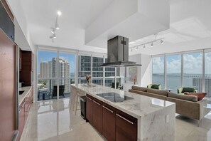 Fridge, microwave, oven, stovetop - Icon 2BI2B Fully Remodeled Frontline Bay and Pool (Miami)