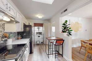 Fridge, microwave, oven, stovetop - Bright 3bd/2.5b Home w/Garage, Dog, Firepit (Albuquerque)