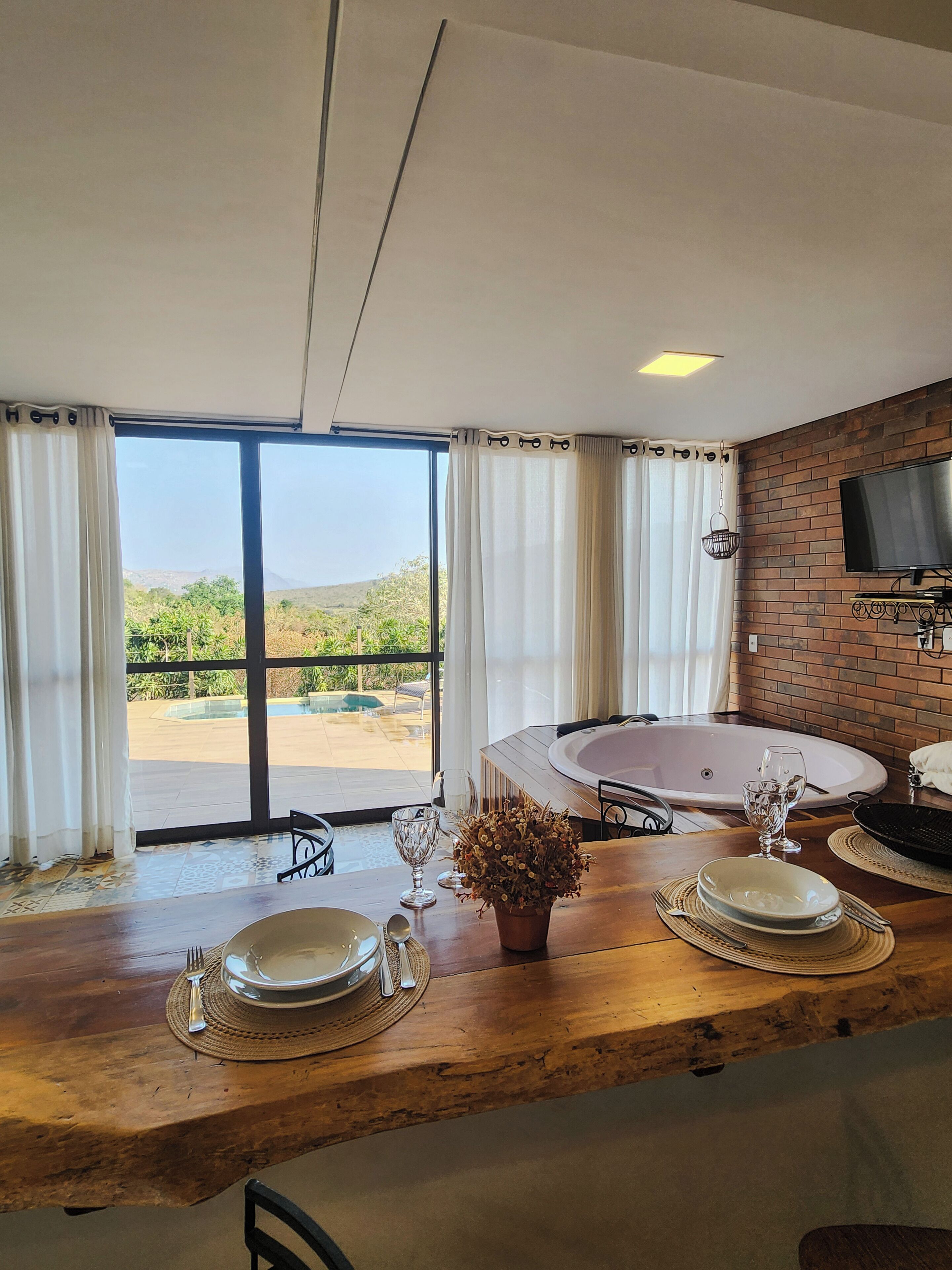 Casa luxo, 2 quartos, piscina particular, vista para a montanha | Área de estar | Smart TV 36 polegadas com canais via satélite