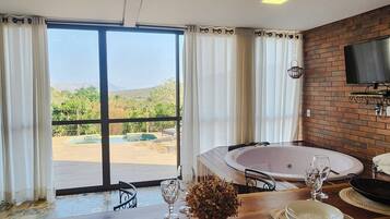 Casa luxo, 2 quartos, piscina particular, vista para a montanha | Área de estar | Smart TV 36 polegadas com canais via satélite