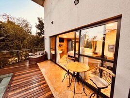 Deluxe Loft, Lanai, Garden View | Hypo-allergenic bedding, soundproofing, iron/ironing board