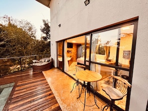 Loftsrom – deluxe, lanai, hageutsikt | Allergitestet sengetøy, lydisolert og strykejern/-brett