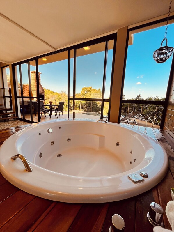 Hus – deluxe, 2 soverom, privat basseng, fjellutsikt | Oppholdsområde | En 36-tommers smart-TV med Parabol-TV