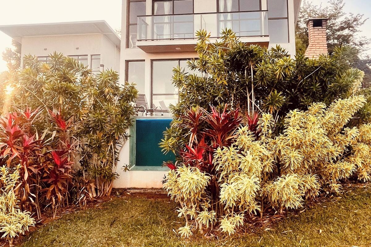 Deluxe House, 2 Bedrooms, Private Pool, Mountain View | Hypo-allergenic bedding available, soundproofing