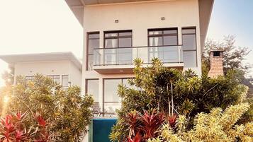 Deluxe House, 2 Bedrooms, Private Pool, Mountain View | Hypo-allergenic bedding, soundproofing, iron/ironing board