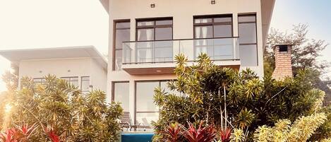 华丽独立别墅, 2 间卧室, 私人游泳池, 山景 | 1 多间卧室、防过敏的被褥、隔音、熨斗/熨板