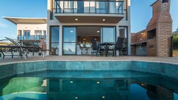 Indoor pool, sun loungers