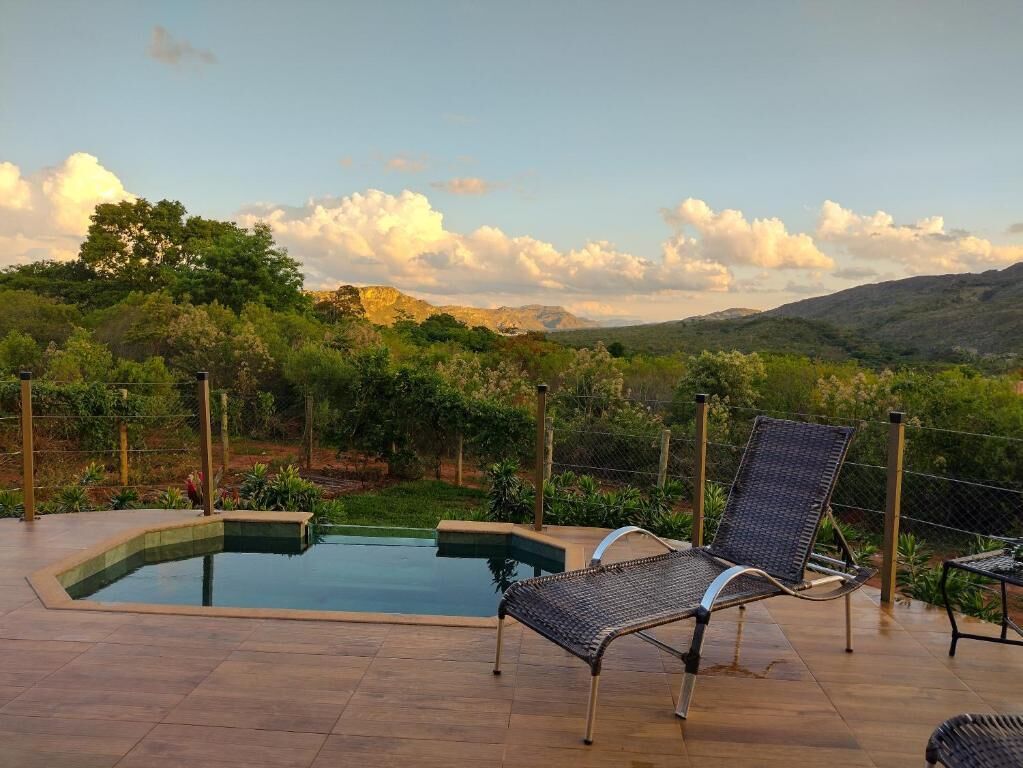 Piscine couverte, chaises longues