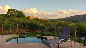 Piscina interna, espreguiçadeiras