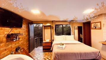 Deluxe Loft, Lanai, Garden View | Hypo-allergenic bedding, soundproofing, iron/ironing board