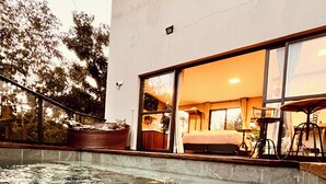 A modern hotel with a swimming pool, large windows, and outdoor furniture. - Nativos de Minas (Santana do Riacho)