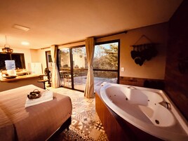 Deluxe Loft, Lanai, Garden View | Hypo-allergenic bedding, soundproofing, iron/ironing board