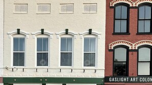 Un bâtiment avec une façade verte, un studio de danse et une enseigne de l’association River City.