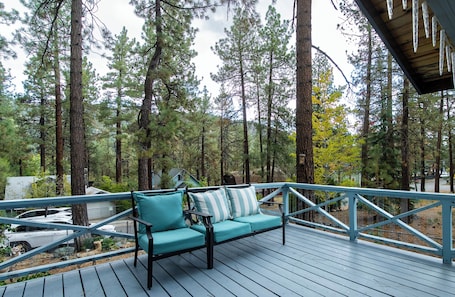 Terrace/patio. The Cozy 2 bedroom Pineland Chalet