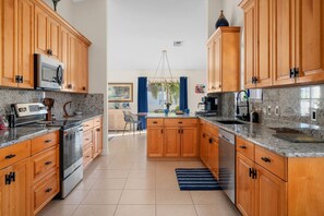 Private kitchen - Heated Pool & Game Room & Private Courtyard - Tropical Owl Oasis (Cape Coral)