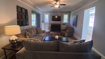 Älytelevisio, takka, kirjoja