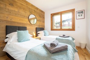 3 bedrooms, desk, iron/ironing board, travel crib