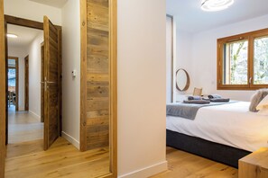 3 Schlafzimmer, Schreibtisch, Bügeleisen/Bügelbrett, Reisekinderbett