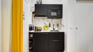 Micro-ondes, lave-vaisselle, cafetiĂšre/bouilloire, grille-pain