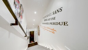A staircase with a wall featuring a motivational quote in French. - TBS 76 - Superb studio in the Marais district (Paris)