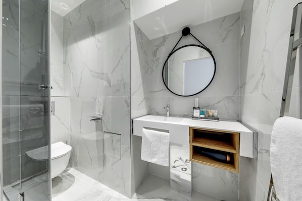 Douche, séchoir à cheveux, serviettes fournies